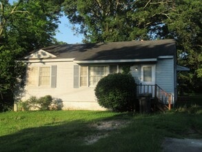 Building Photo - 2218 Lindsey Rd