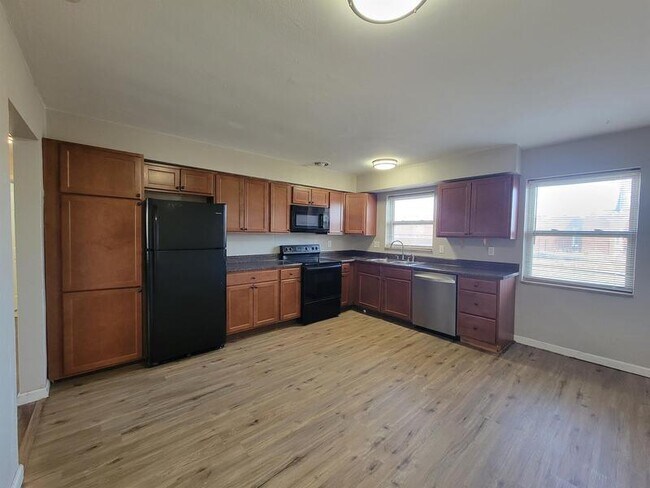 Foto del edificio - 321-325 Iron St