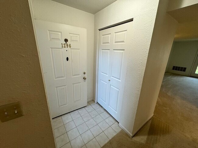 Foto del edificio - 1296 Heatherwood Ln