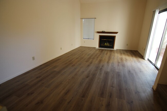 Building Photo - 2 bedroom, 1.5 bath Condominium