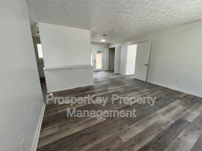 Building Photo - 920 Rosewood Dr