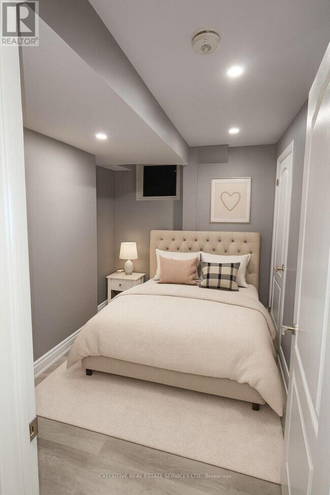 Building Photo - 4 Brenscombe Rd