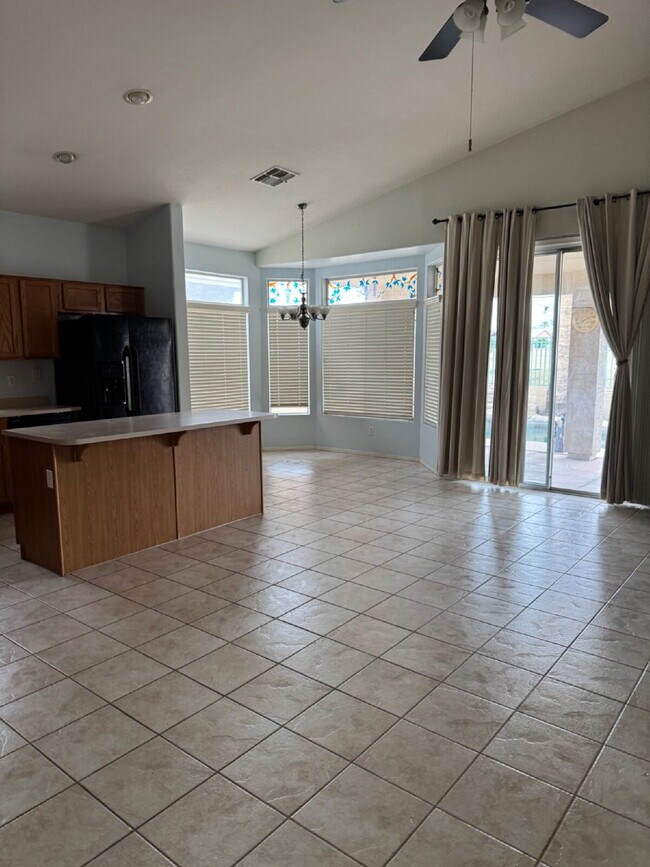 Building Photo - 3b/2b home with a pool backing Palm Valley golf course.