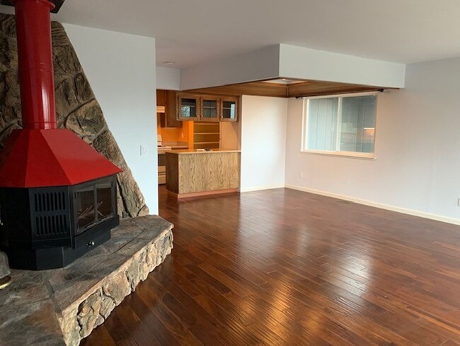 Building Photo - Charming Petaluma 1 Bedroom 1 Bath ~ PG&E ...