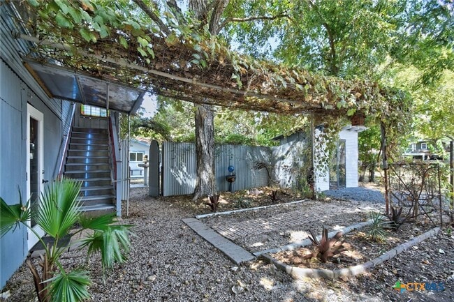 Building Photo - 717 1/2 S Laurel Ave