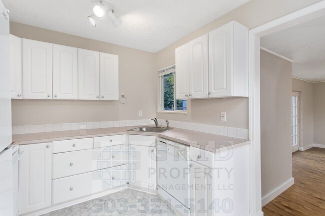Building Photo - 3+ Bedroom House w/ Large Backyard - South...