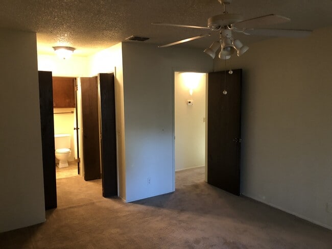 Building Photo - 914 W Meadowmere Ln