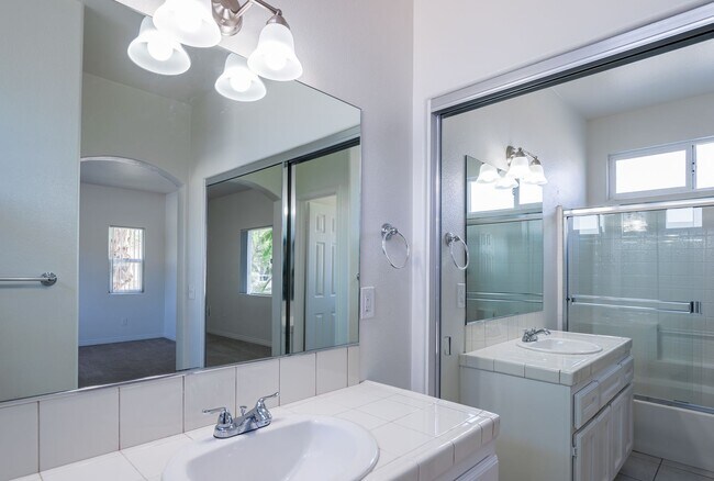 Foto del edificio - Tuscany Townhomes | Beautiful 3 Bedroom 2 Bath Home with attached Garage!