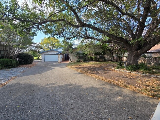 Building Photo - 2212 Rock Creek Dr