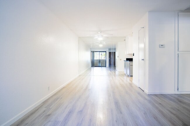Building Photo - Palm Springs Villas II 1 bed / 1 bath condo