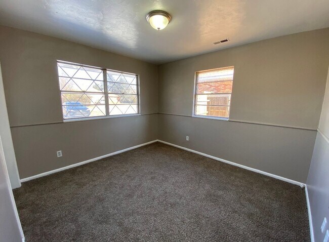 Building Photo - Charming 5 Bedroom House