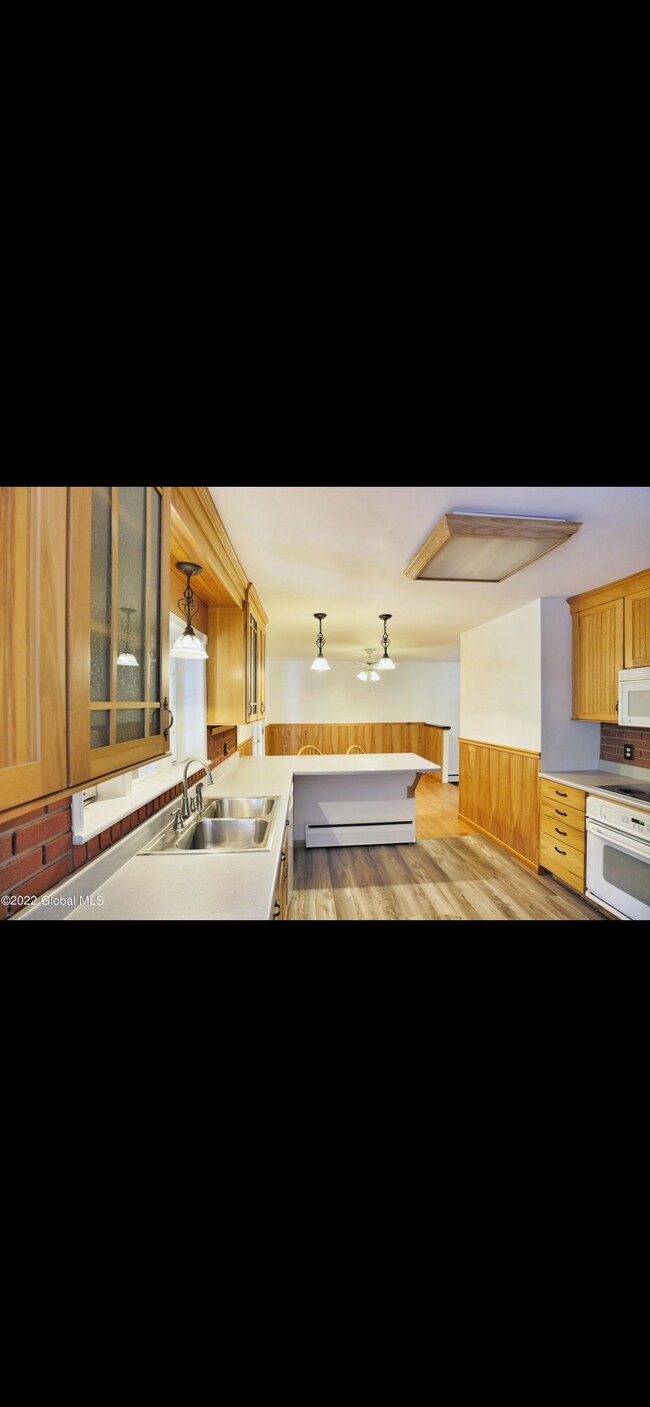 Foto del edificio - 365 Closson Rd