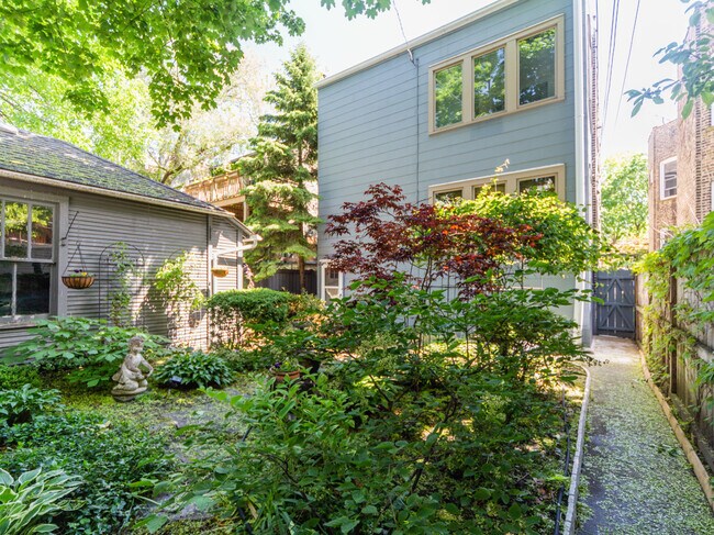 Building Photo - 1242 W Hood Ave