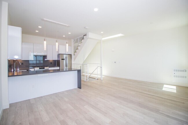 Foto del edificio - 3 Bedroom + Bonus room/3.5 Bathroom Townho...