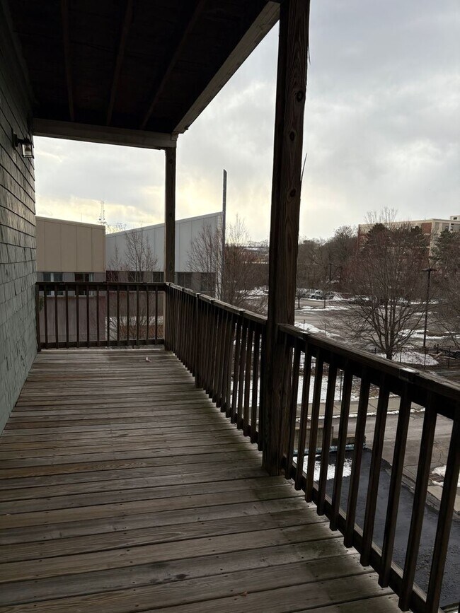 Building Photo - Spacious 3 Bed 2 Bath Apartment With Garage Parking!