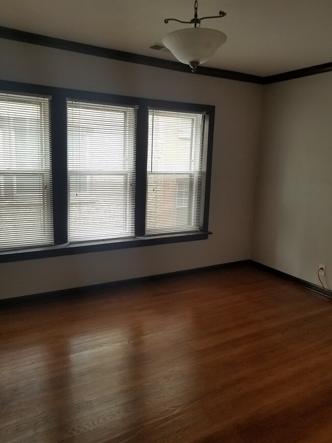 Building Photo - 1725 E 86th St