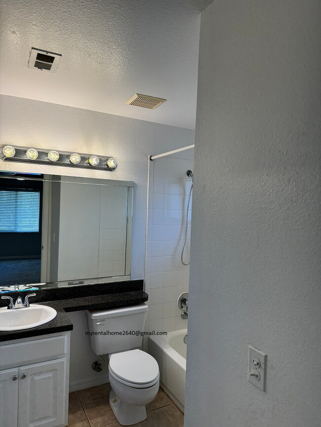 Foto del edificio - 90 Hidden Lake Dr