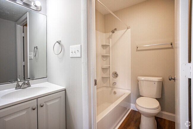 1 habitación, 1 baño - 750 pies cuadrados - Baño - Creek Ridge Apartments