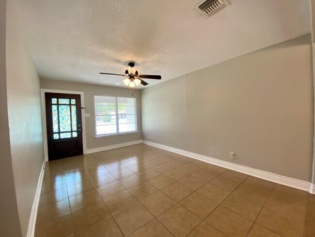 Building Photo - 3 Bedroom/2 Bath in Lackland Terrace Subdi...