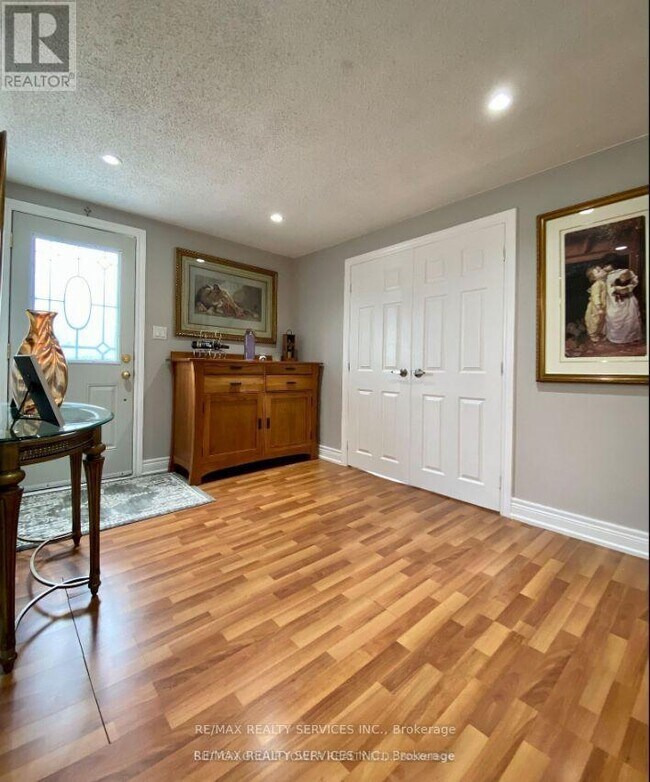 Photo du bâtiment - 4870 Mapleview Crescent
