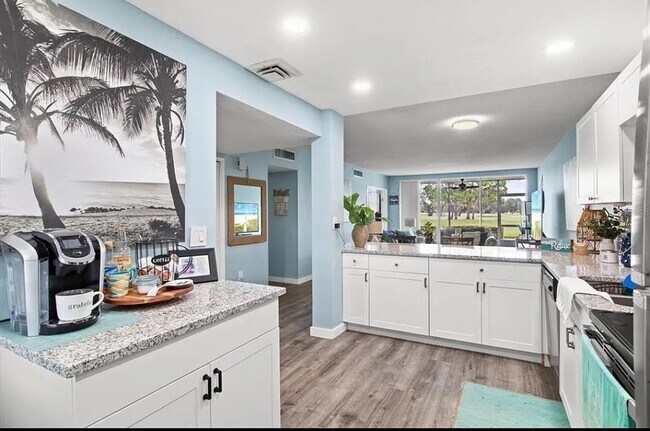 Foto del edificio - Annual OR Seasonal turnkey FURNISHED 2/2 ground floor condo with golf course and water views