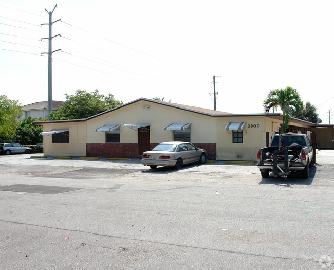 Building Photo - 3900-3910 SW 51st St