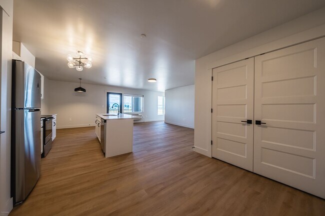 Foto del edificio - 2 bed 1 bath Spacious Apartment (1,134 sqf...