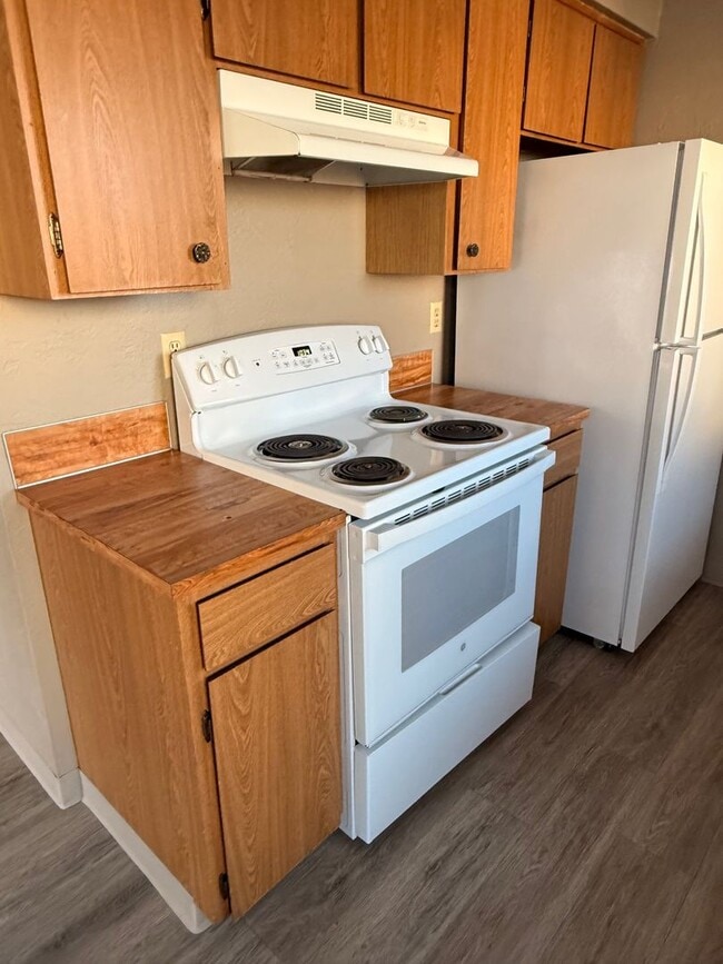 Building Photo - 00340-1554/1555 Wedgewood