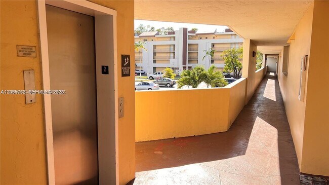 Foto del edificio - 8850 Fontainebleau Blvd
