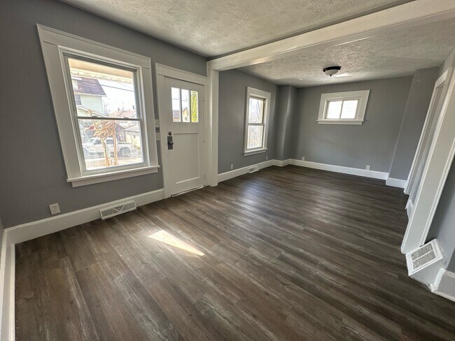 Foto del edificio - 2411 Indiana Way NE