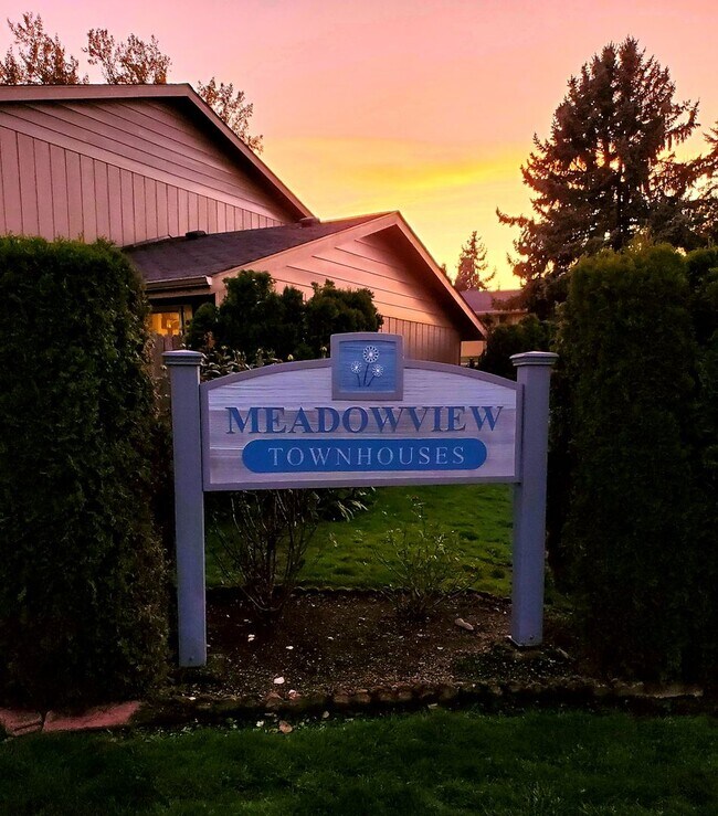 Foto del edificio - Fully Remodeled 3 Bedroom Townhome!