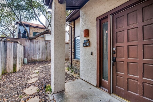 Building Photo - Condo in North Dallas!