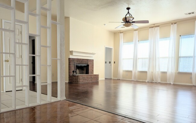 Building Photo - 124 S Bending Oak Ln