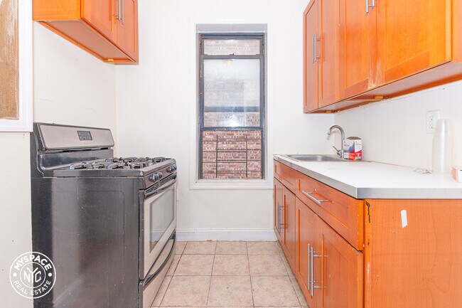 Building Photo - 2025 Regent Pl