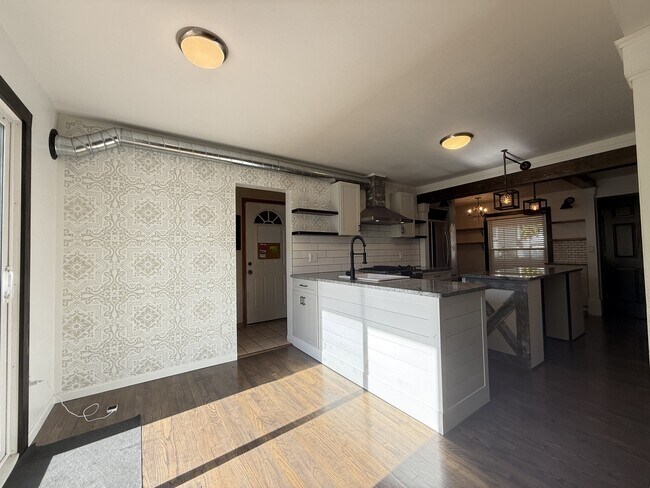 Building Photo - 2447 Roanoke Dr