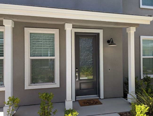 Building Photo - Modern home in a modern community featuring upgraded amities, solar, community pool + Close to Co...