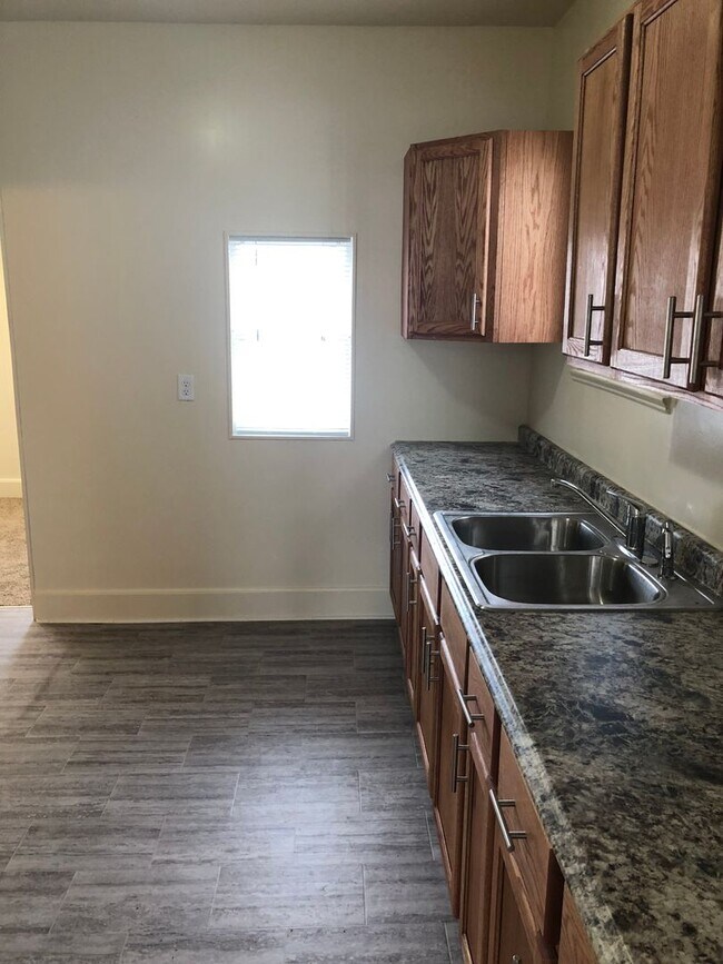 Building Photo - Experience Comfort and Convenience in Old ...