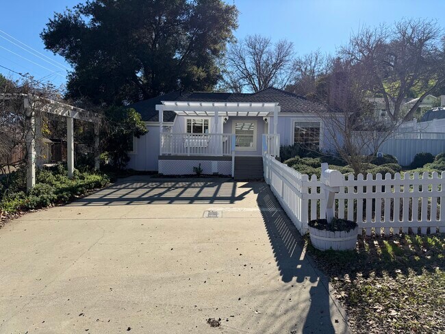 Building Photo - 416 6th St