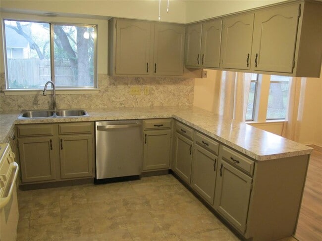 Foto del edificio - 4206 Harcourt Dr