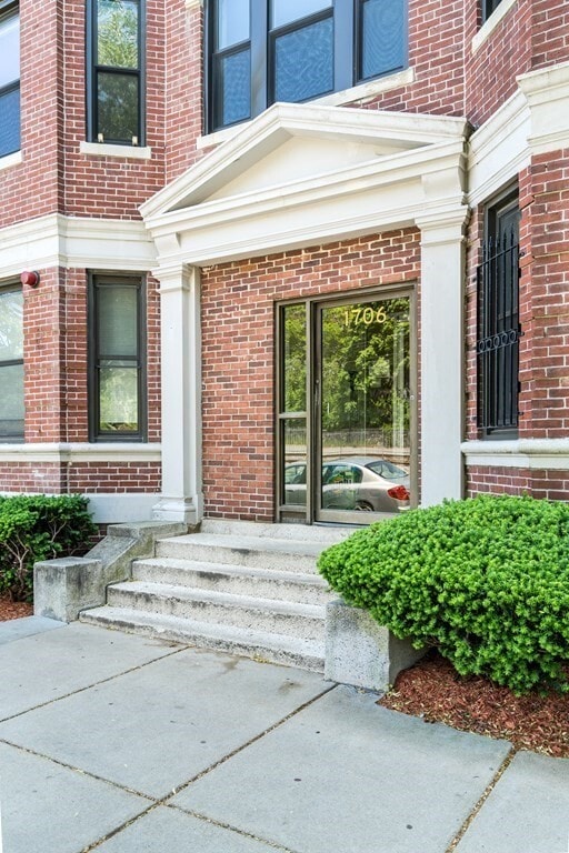 Building Photo - 1706 Commonwealth Ave