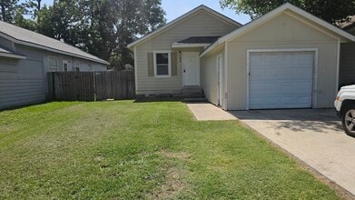 Building Photo - 11919 Kingslake Forest Dr