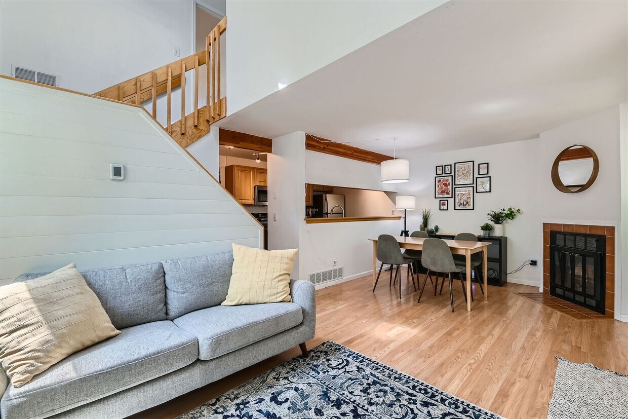 Primary Photo - Cozy 2 BDR Furnished Townhome in Prime Lou...