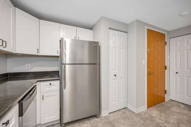 Foto del edificio - 100 Ledgewood Dr