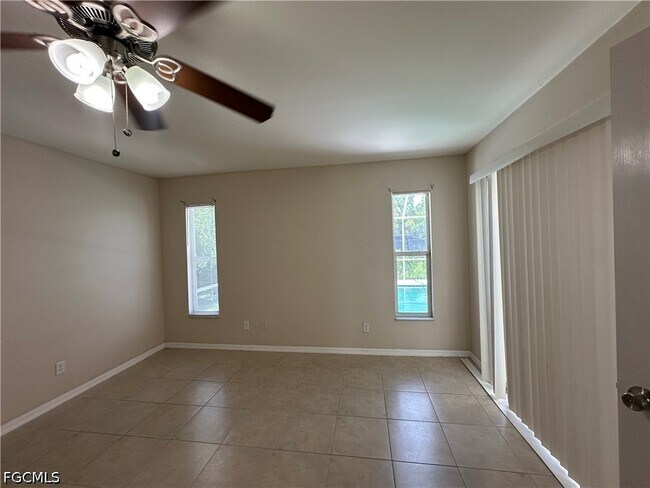 Foto del edificio - 8397 Bahamas Rd