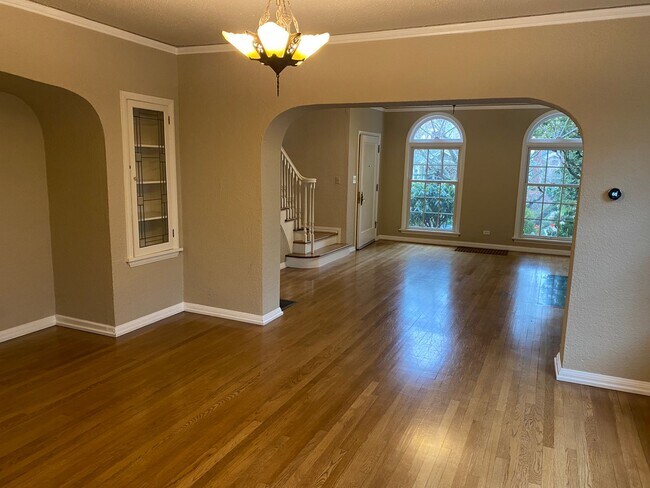 Foto del edificio - Amazing Irvington Charm - 3 bedroom Duplex...