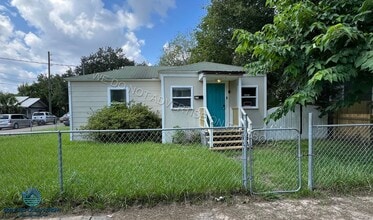 Building Photo - 2104 Evergreen Ave