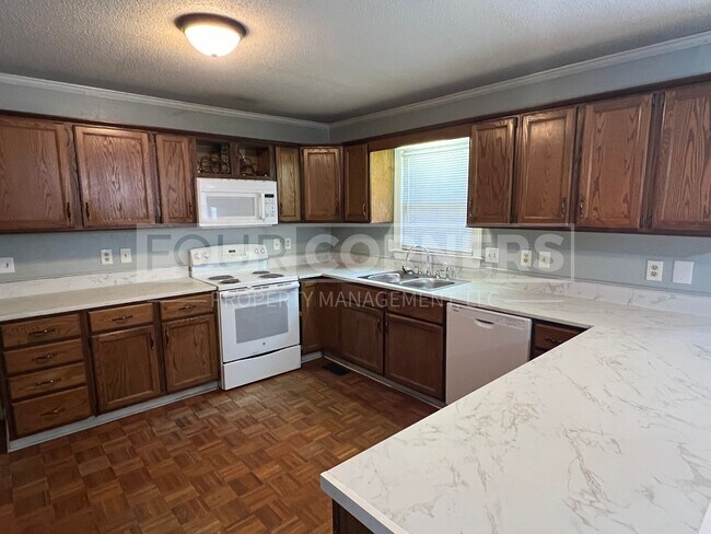 Foto del edificio - Charming 4-bedroom 2.5 bath home