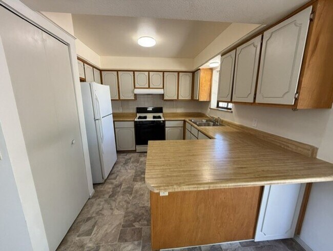 Foto del edificio - 2 Bedroom 1 Bath Contact Property Pros Property Management