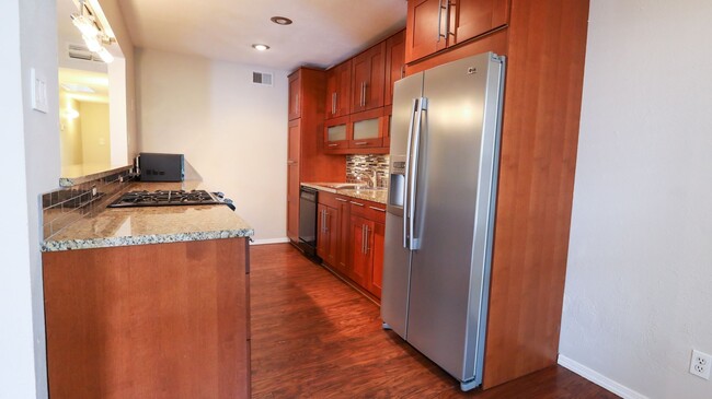 Building Photo - Downtown 2 BR / 1.5 BR Spacious Condo w/ G...