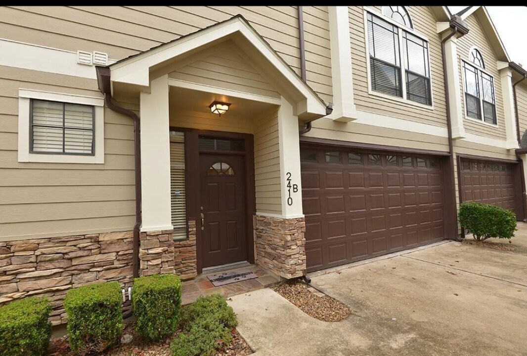 Foto principal - 2410 Calumet St